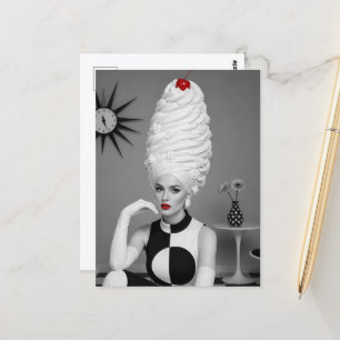 Cartão Postal Mulher Retro com Creme Chantilly e um Cabelo Cerej