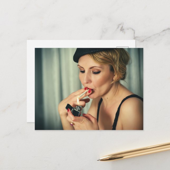Cartão Postal Mulher retrô fumando (Frente/Verso In Situ)