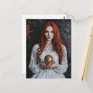 Cartão Postal Mulher ruiva deslumbrante com uma caveira de ouro
