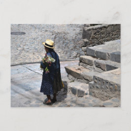 Cartão Postal Mulher Segurando Flores, Ollantaytambo, Peru