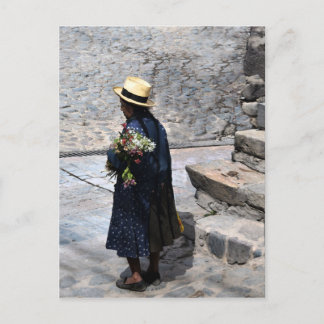 Cartão Postal Mulher Segurando Flores, Ollantaytambo, Peru (Vert