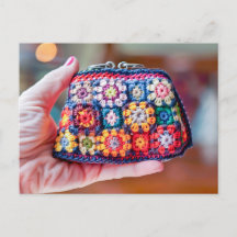 Mulher segurando uma bolsa de moedas de crochê fei