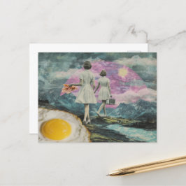 Cartão Postal Mulher surreal do café da manhã com bacon e ovos