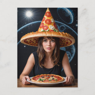 Cartão Postal Mulher Surreal Estranha com Chapéu de Pizza