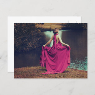 Cartão Postal Mulher vestida pelo lago