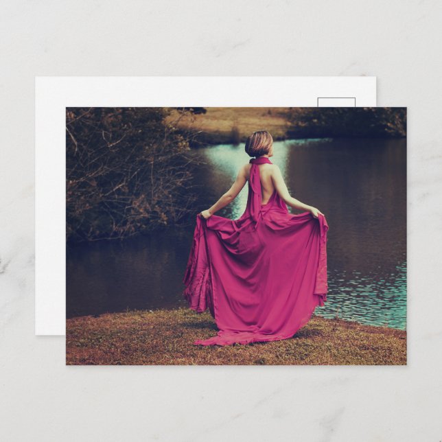 Cartão Postal Mulher vestida pelo lago (Frente/Verso)