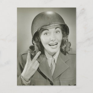 Cartão Postal Mulher Vestindo capacete militar