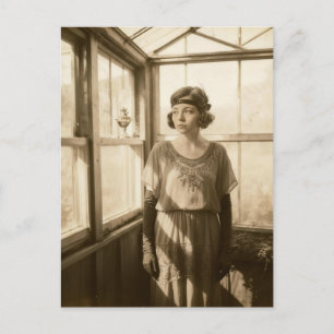 Cartão Postal Mulher vintage em uma foto sépia de estufa