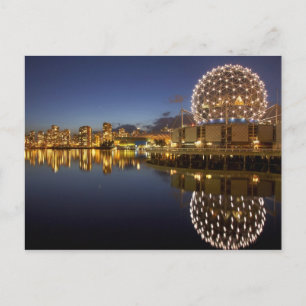 Cartão Postal Mundo da Ciência e CBD refletidos em False Creek,