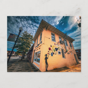 Cartão Postal Mural Colorido em Edifício Amarelo no Centro da Ci