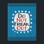 Cartão Postal Não Entre em Pânico<br><div class="desc">"Não Entre em Pânico" é um design de texto fofo em azul com texto preto e vermelho,  junto com uma forma de destaque branca e pontos caprichosos texturizados brancos ao redor.</div>