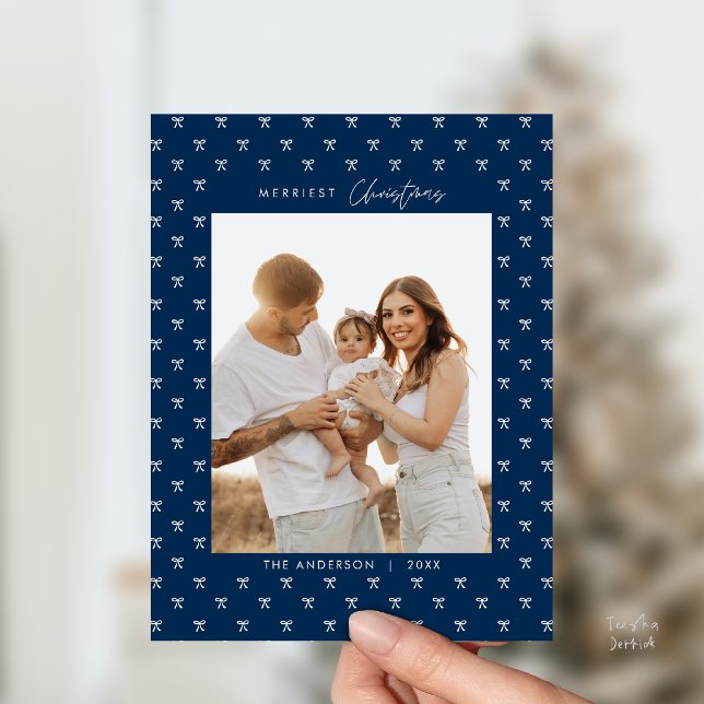 Cartão Postal Natal da família de padrões de Arco azul moderno (Modern Navy Blue Bow Pattern Family Photo Christmas Postcard in Vintage theme)