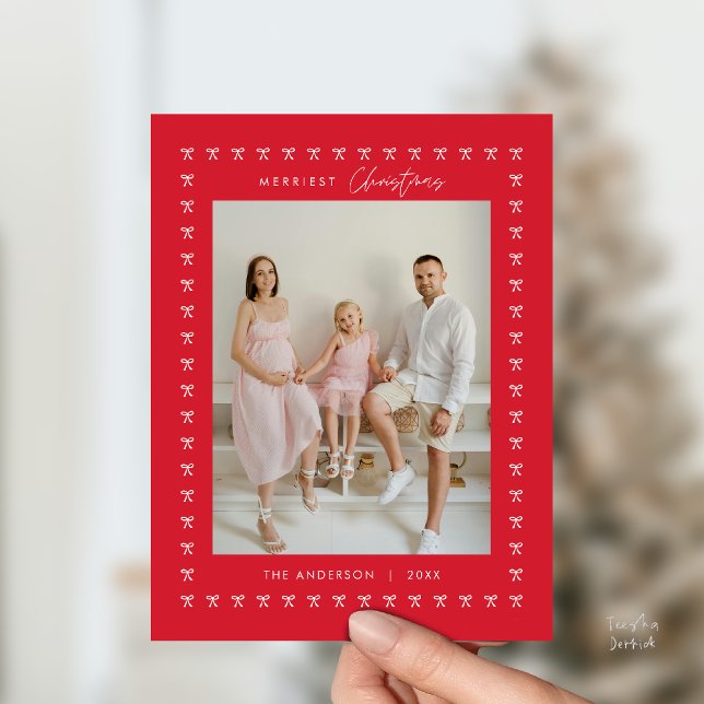 Cartão Postal Natal da família de padrões do Arco vermelho moder (Modern Bow Pattern Family Photo Classy Elegant Christmas Postcard in Season Red theme)