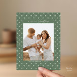 Cartão Postal Natal da família de padrões verdes modernos Sage<br><div class="desc">Compartilhe alegria de férias com esta elegante carta de Natal com fotografia da família, com destaque para o padrão de arcos verdes de sábio e design minimalista. Perfeito por enviar saudações calorosas a amigos e entes queridos, este cartão de feriado moderno destaca sua foto favorita de família no estilo. Personalize...</div>