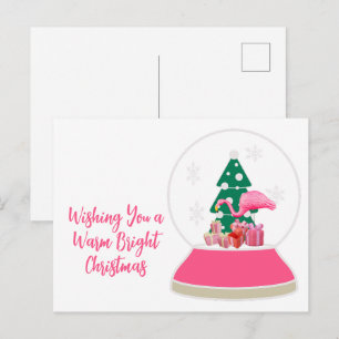Cartão Postal Natal de Flamingo em Globo de Neve na Praia