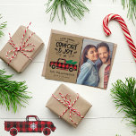 Cartão Postal Natal do Caminhão de Xadrez Negro e Vermelho<br><div class="desc">Cartão de Natal de Caminhão de Xadrez Vermelha Buffalo - Cartão de Natal único apresenta a sua fotografia muito especial, texto escrito à mão com um caminhão de xadrez de búfalo vermelho e preto. Nosso modelo de alta qualidade torna tão fácil para você personalizar seu cartão de Natal. A parte...</div>