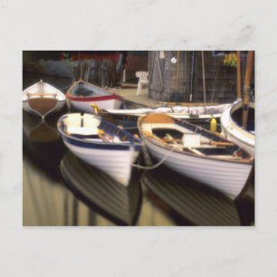 Cartão Postal Névoa cerca quatro barcos atracados.