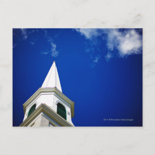 Cartão Postal New England Church Steple com um céu azul real