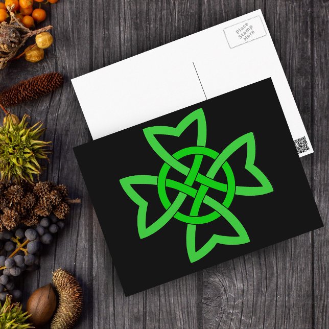 Cartão Postal Nó Celta Irlandesa Verde (Bright green Irish Celtic knot design on black postcard.)