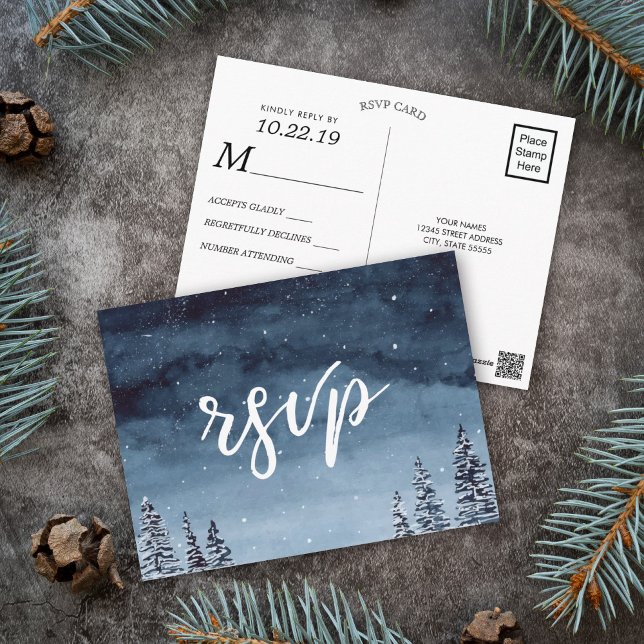 Cartão Postal Noite de Inverno Nevada Aquarela Azul Marinho |  R (Watercolor Winter wonderland rsvp postcard featuring a navy blue night background with snow.)