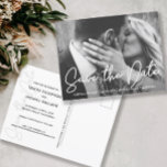 Cartão Postal Noivado De Fotografia De Script Moderno Salva A Da<br><div class="desc">Personalize com sua própria foto neste cartão postal de casamento "Salvar a Data". Anuncie seu noivado,  personalize os nomes (noiva e noivo),  localização,  redação,  endereço de retorno,  site de casamento e assine com seus próximos detalhes de casamento. Parabéns! Avise-me se precisar de ajuda com este design.</div>