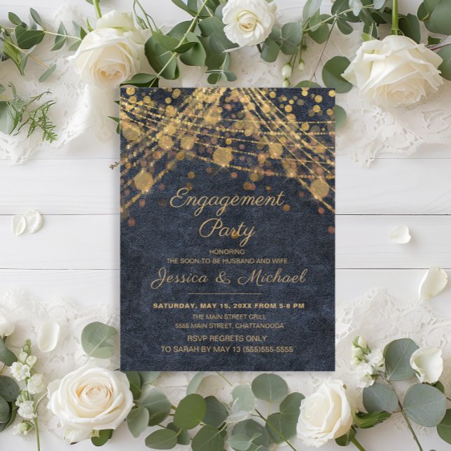 Cartão Postal Noivado de LIghts de Cadeia Dourada do Glam Azul R (Rustic navy blue Engagement party invitation with gold string lights.)
