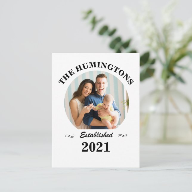 Cartão Postal Nome da família, fotografia e ano personalizados (Em pé/Frente)