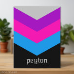 Cartão Postal Nome Personalizado do Bloqueador de Cores do Vinta<br><div class="desc">Um design gráfico ousado com tons coloridos de preto, roxo, rosa e azul — com um bloco de cores divertido para adicionar seu nome ou qualquer texto. O padrão de stripe é uma tendência de retorno para os quebra-ventos dos anos 80 e 90 com socos de cor. Você pode adicionar...</div>
