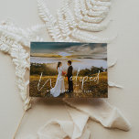 Cartão Postal Nós fugimos da design moderna<br><div class="desc">Decidiu fugir? Quer anunciar que acabou de se casar? Compartilhe a notícia do seu casamento com este adorável cartão com fotos de casamento,  fonte e cores perfeitamente personalizáveis.</div>