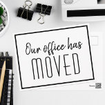 Cartão Postal Nosso Escritório Moveu Movimentação Simples De Neg<br><div class="desc">Temos um novo endereço movendo cartões postais para uma empresa moderna,  de negócios ou de chic,  buscando atualizar seus clientes em um novo local. Nosso escritório se mudou. Tipografia clássica e minimalista em cartas negras e brancas elegantes para sua empresa. Personalize a alteração de endereço no verso.</div>