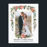 Cartão Postal Nova Dourada Moldura Aquarela Floral de inverno<br><div class="desc">Elegante Watercolor Winter Floral Newlywing Photo Merry Christmas Card inclui belas poinsettias vermelhas com aquarelas,  verde botânico,  folhagem de inverno,  bagas ocas,  rosas brancas,  algodão,  pínus e bagas azuis. Dourado quadro.</div>