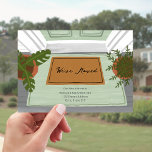 Cartão Postal Novo endereço para o qual mudamos o anúncio de boa<br><div class="desc">Ilustração da porta dianteira com porta verde com plantas cercadas em cada lado e tapete de boas-vindas sobre tapete de dispersão verde.</div>