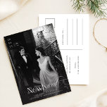 Cartão Postal Novo Natal Romântico preto e branco<br><div class="desc">Comemore sua primeira temporada de festas como recém-casados em estilo elegante com este "Romântico Black & White Newlywn Photo Cartão de Natal". Apresentando um clássico design preto-e-branco com um casal romântico em um cenário sofisticado, este cartão-postal é perfeito para compartilhar seu amor e alegria de férias. O tema da gravata...</div>