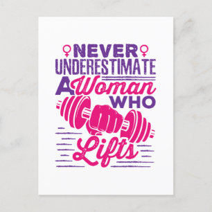 Cartão Postal Nunca subestime uma mulher que levanta