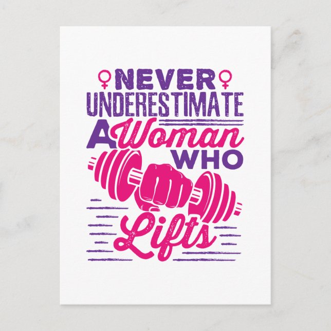 Cartão Postal Nunca subestime uma mulher que levanta (Frente)