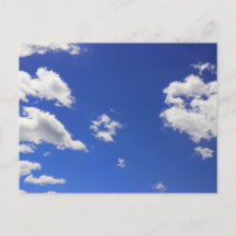 Nuvens de Fluffy Brancas do Céu Azul Profundo, Fot