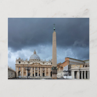 Cartão Postal Nuvens Escuras acima das Ruas. Peters Basilica, Va