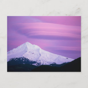 Cartão Postal Nuvens roxas profundas cercam o Monte Hood, em
