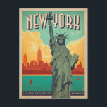Cartão Postal NYC - Lady Liberty<br><div class="desc">Anderson Design Group é uma ilustração e design de prêmio vencedora em Nashville,  Tennessee. O fundador Joel Anderson dirige uma equipe de artistas talentosos para criar a arte original da poster,  que se parece com impressões clássicos de propaganda desde a 1920 até os anos 60.</div>