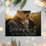 Cartão Postal O amor moderno minimalista é uma atualização pacie<br><div class="desc">Você tem que adiar ou cancelar seu casamento ou celebração? Compartilhe as notícias com este cartão postal fotográfico adorável,  fonte e cores totalmente personalizáveis.</div>
