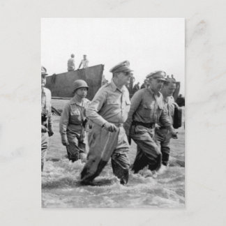 Cartão Postal O Gen. Douglas MacArthur percorre a imagem de terr