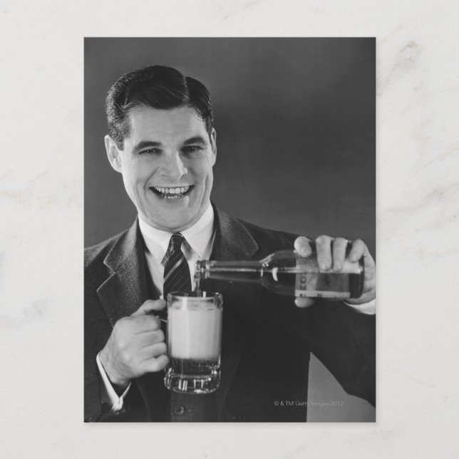 Cartão Postal O homem a derramar cerveja de garrafa em jarro (B& (Frente)