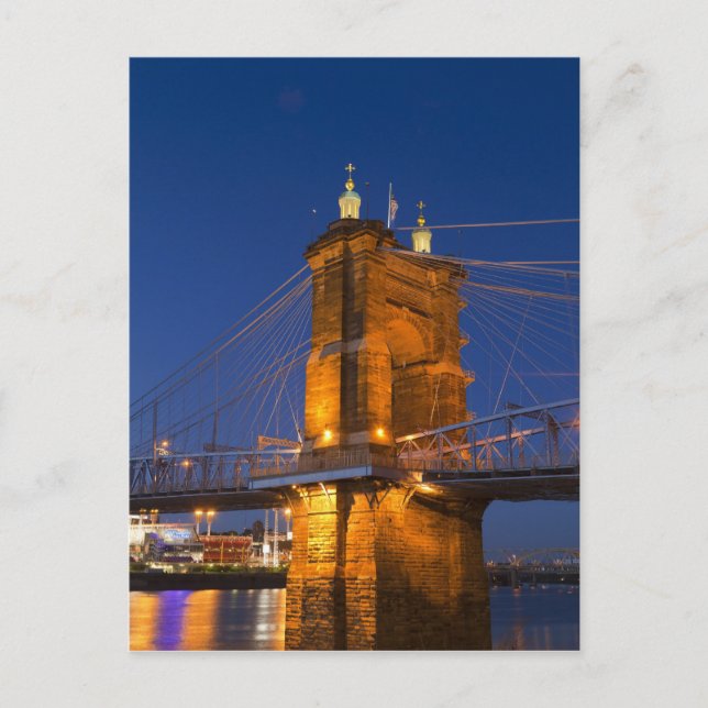 Cartão Postal O horizonte de Cincinnati, Ohio, EUA ao anoitecer (Frente)