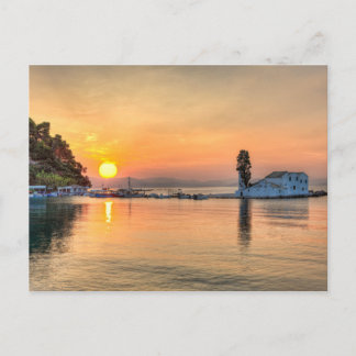 Cartão Postal O nascer do sol na ilha Panagia Vlacherna em Corfu