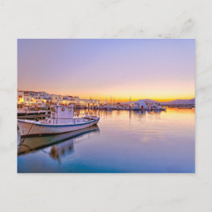 Cartão Postal O pôr do sol no porto de Naousa na ilha de Paros