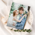 Cartão Postal obrigado de casamento simples<br><div class="desc">um design de texto branco elegante,  mas simples,  com um olhar ousado e uma bela foto,  a imagem e o texto podem ser personalizados.</div>