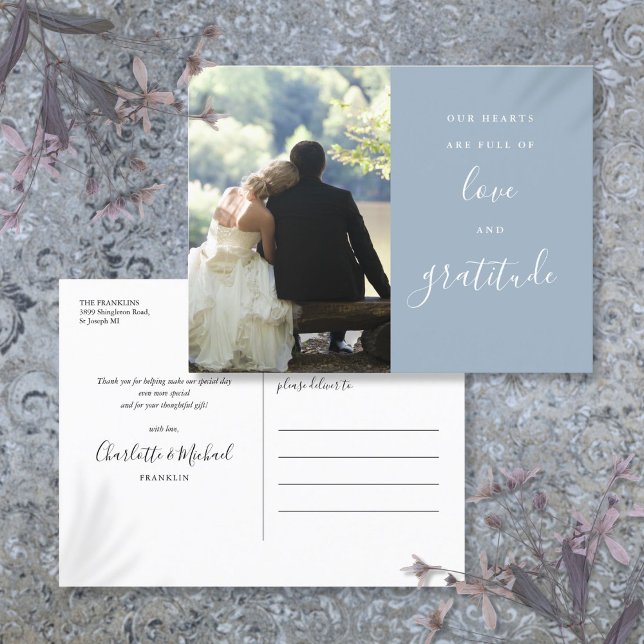 Cartão Postal Obrigado pela Foto de Casamento em Azul Empoeirado (Dusty Blue Script Photo Wedding Thank You Postcard)
