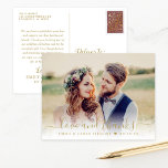 Cartão Postal Obrigados e amor Foto de casamento Dourado Obrigad<br><div class="desc">Este obrigado de fotos "Amor e Obrigados" que você faz no cartão-postal apresenta um retrato de casamento na frente com uma camada de texto dourada e obrigado sua mensagem que pode ser personalizada no verso. Os filtros de fotos estão disponíveis por meio de personalização.</div>