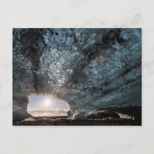 Cartão Postal Olhando uma caverna de gelo, Islândia