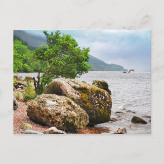 Cartão Postal On the shores of Loch Ness with the monster